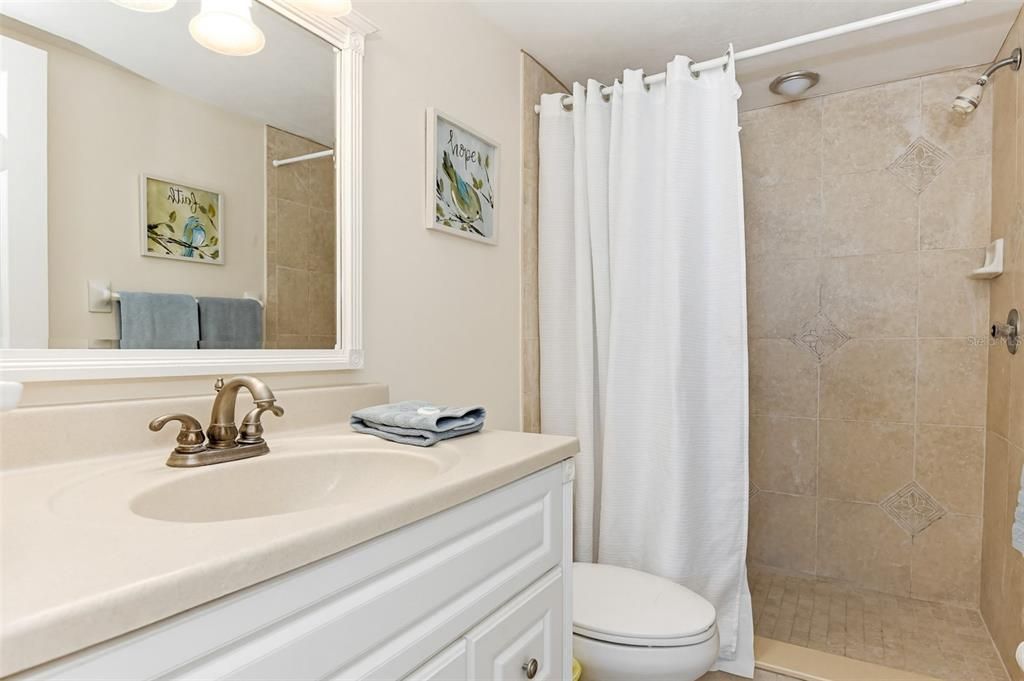 For Sale: $550,000 (2 beds, 2 baths, 996 Square Feet)