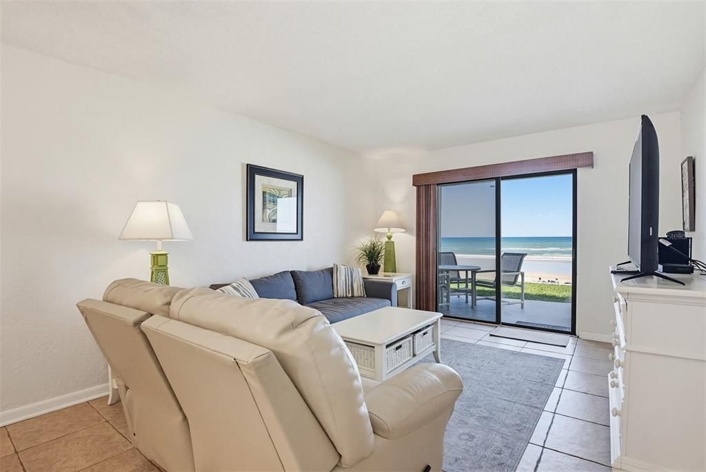 For Sale: $550,000 (2 beds, 2 baths, 996 Square Feet)