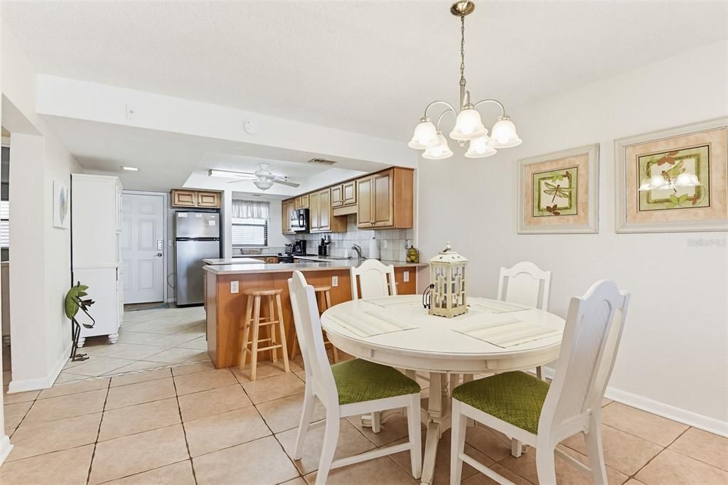 For Sale: $550,000 (2 beds, 2 baths, 996 Square Feet)