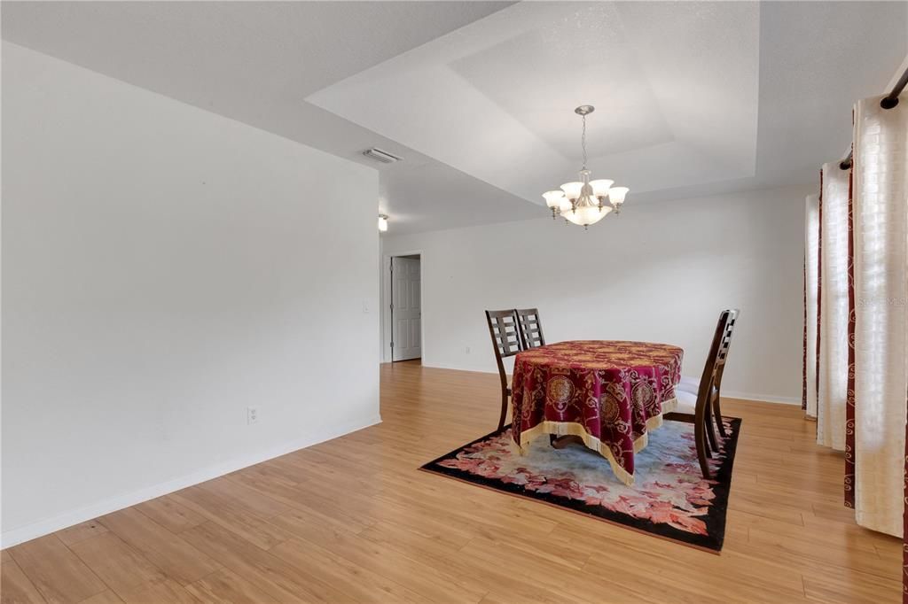 Activo con contrato: $369,000 (3 camas, 2 baños, 1728 Pies cuadrados)