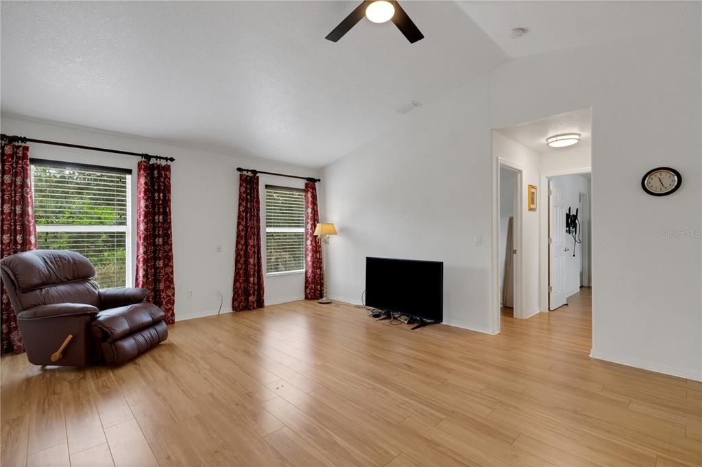 Activo con contrato: $369,000 (3 camas, 2 baños, 1728 Pies cuadrados)