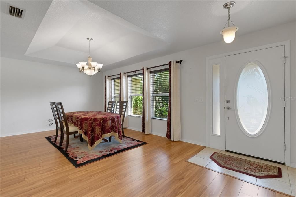Activo con contrato: $369,000 (3 camas, 2 baños, 1728 Pies cuadrados)
