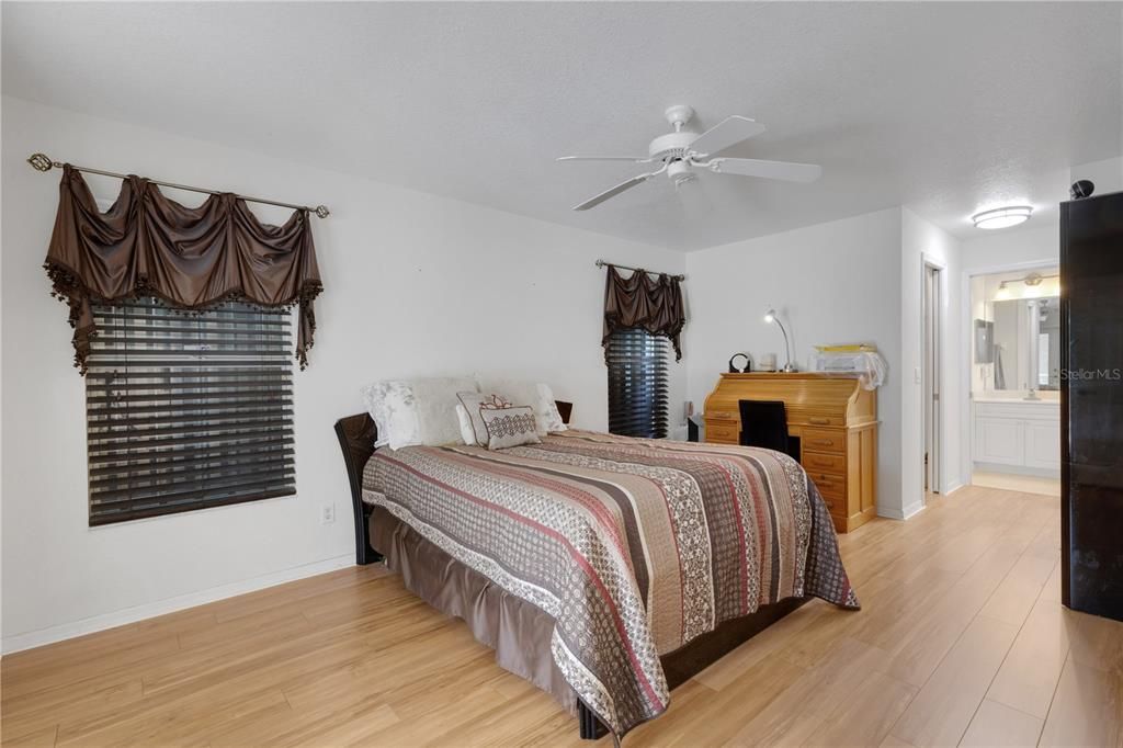 Activo con contrato: $369,000 (3 camas, 2 baños, 1728 Pies cuadrados)