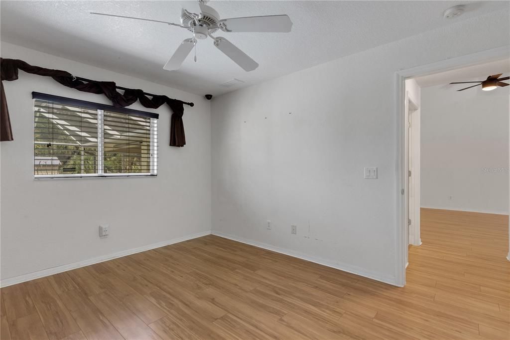 Activo con contrato: $369,000 (3 camas, 2 baños, 1728 Pies cuadrados)