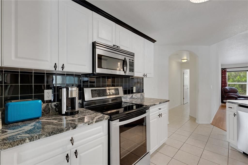 Activo con contrato: $369,000 (3 camas, 2 baños, 1728 Pies cuadrados)