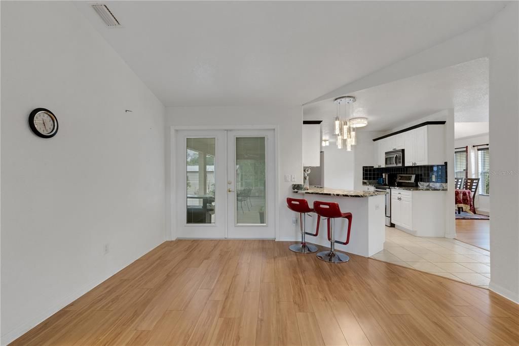 Activo con contrato: $369,000 (3 camas, 2 baños, 1728 Pies cuadrados)