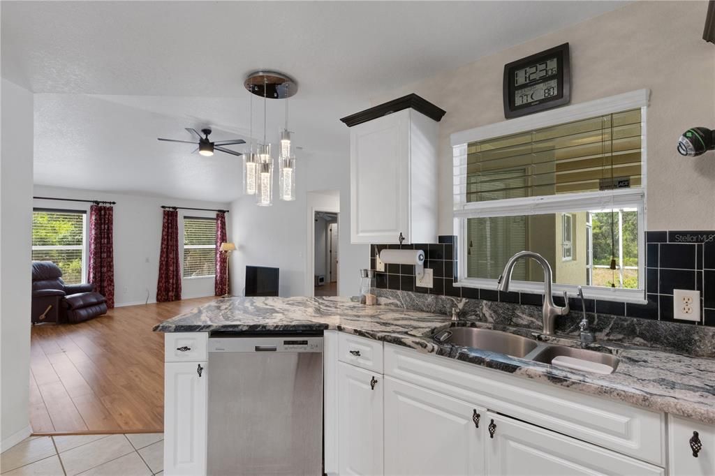 Activo con contrato: $369,000 (3 camas, 2 baños, 1728 Pies cuadrados)