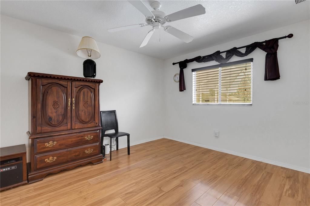 Activo con contrato: $369,000 (3 camas, 2 baños, 1728 Pies cuadrados)