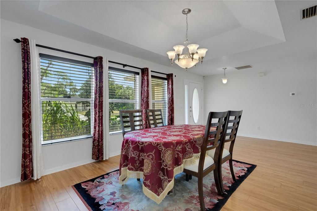 Activo con contrato: $369,000 (3 camas, 2 baños, 1728 Pies cuadrados)