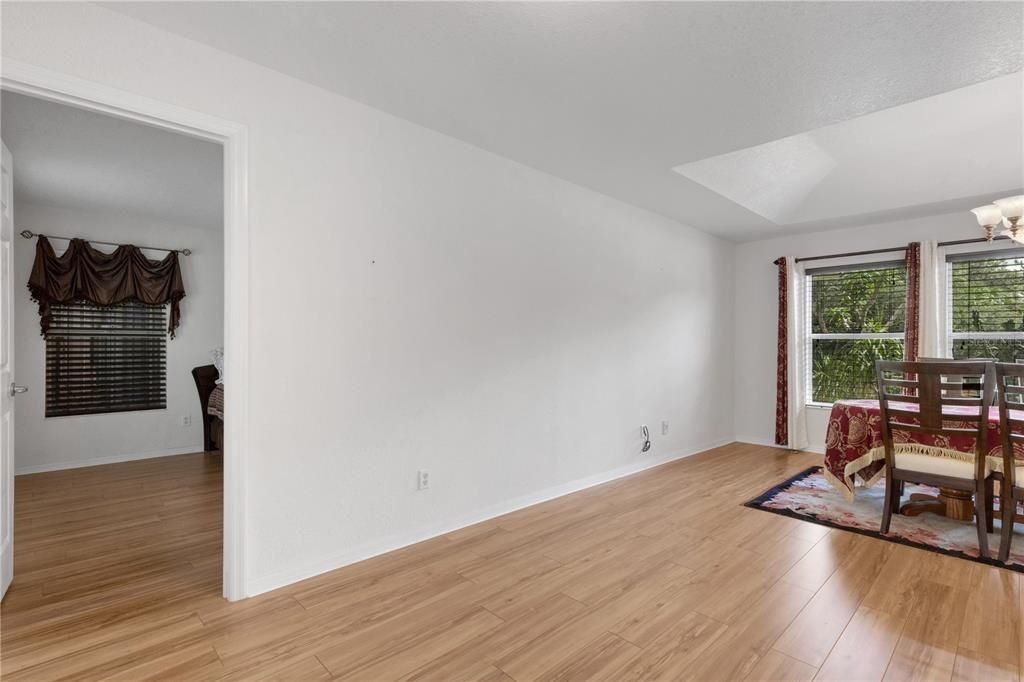 Activo con contrato: $369,000 (3 camas, 2 baños, 1728 Pies cuadrados)