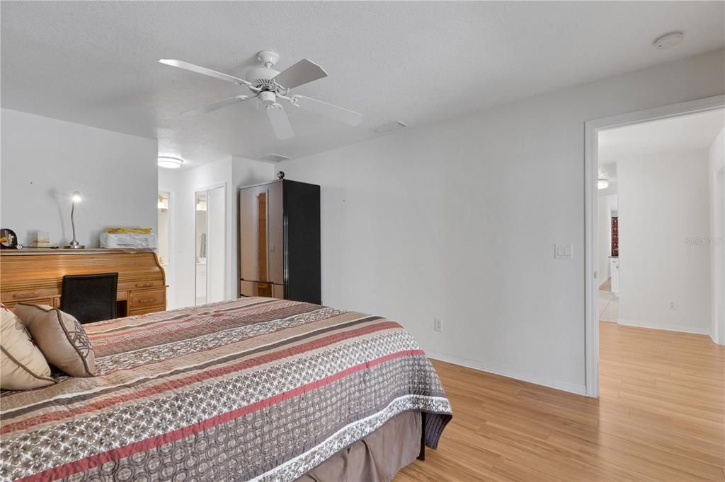 Activo con contrato: $369,000 (3 camas, 2 baños, 1728 Pies cuadrados)
