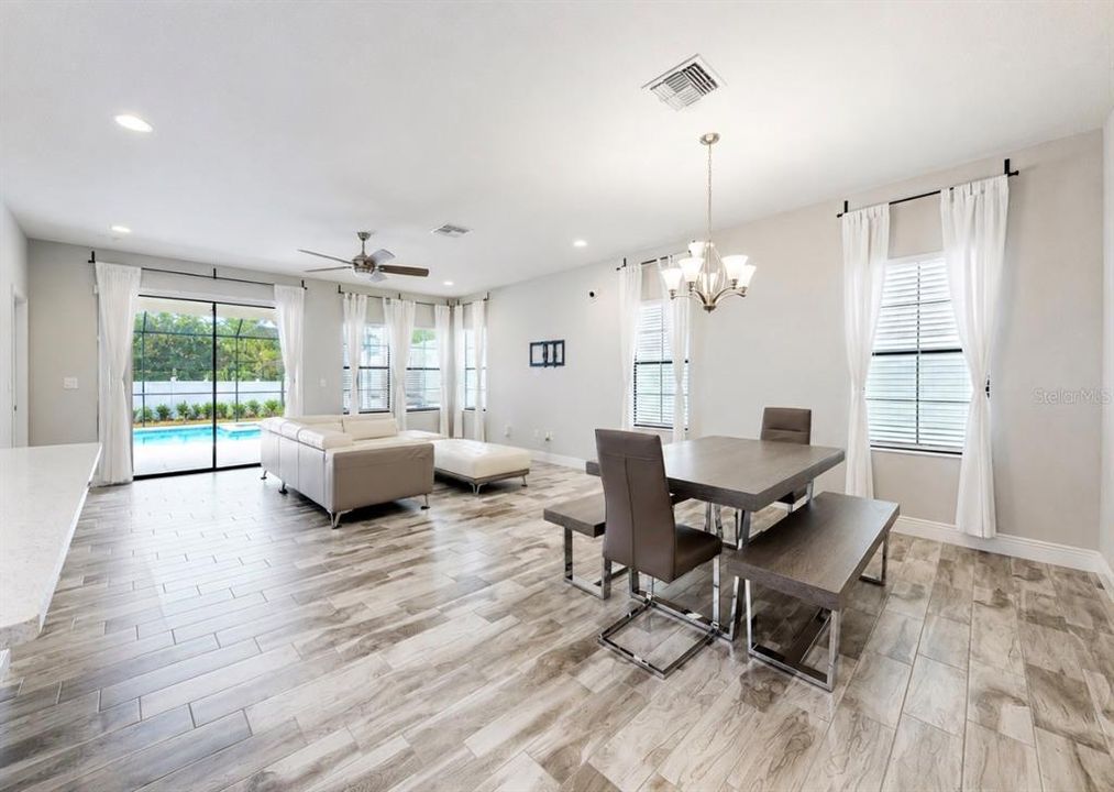 Activo con contrato: $525,000 (4 camas, 2 baños, 2128 Pies cuadrados)