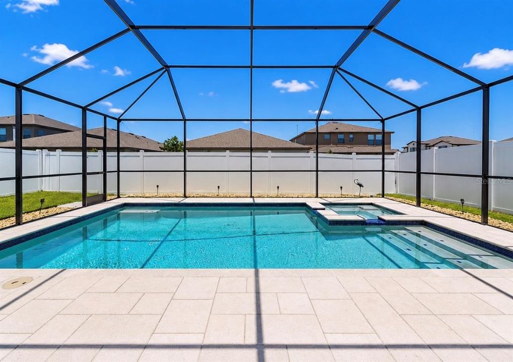 Activo con contrato: $525,000 (4 camas, 2 baños, 2128 Pies cuadrados)