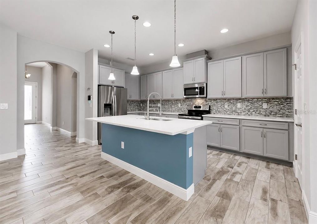 Activo con contrato: $525,000 (4 camas, 2 baños, 2128 Pies cuadrados)