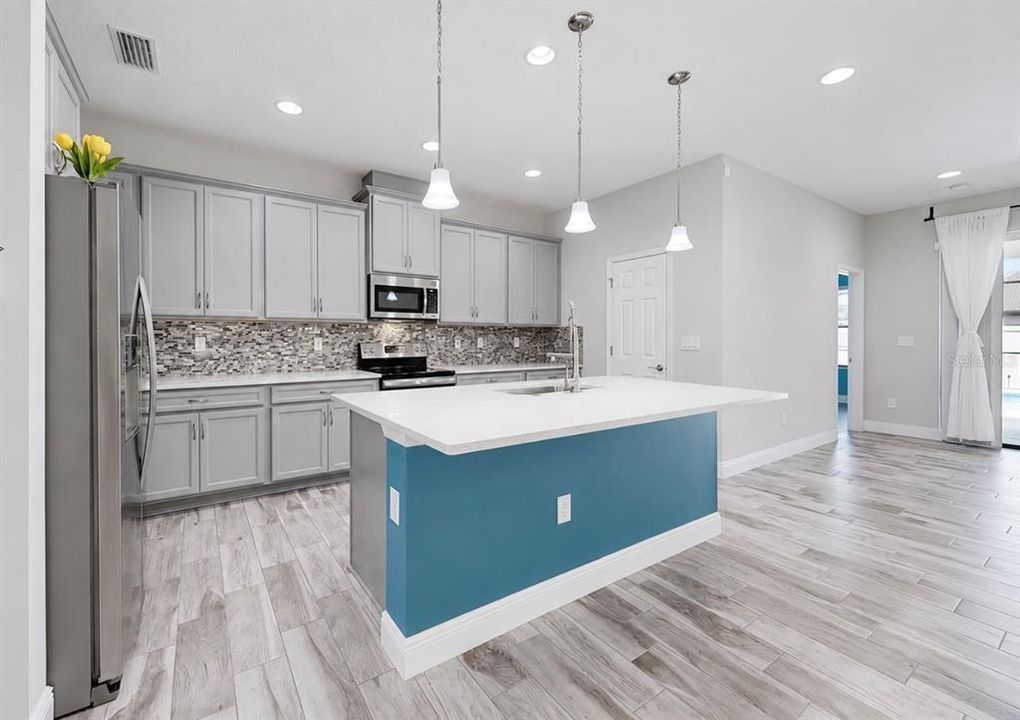 Activo con contrato: $525,000 (4 camas, 2 baños, 2128 Pies cuadrados)