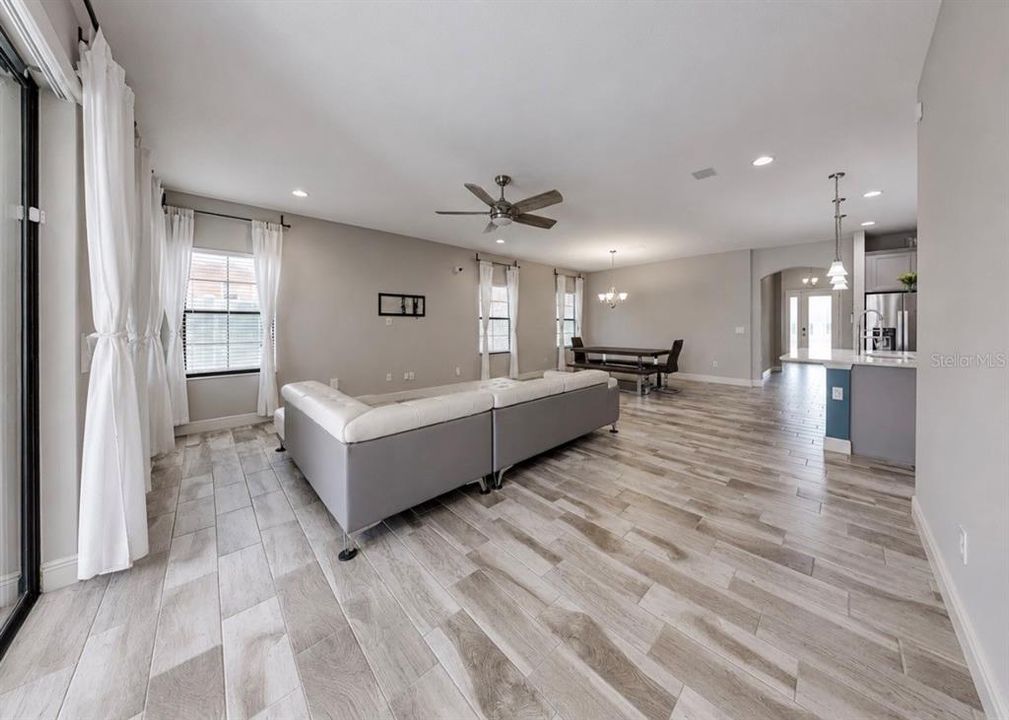 Activo con contrato: $525,000 (4 camas, 2 baños, 2128 Pies cuadrados)