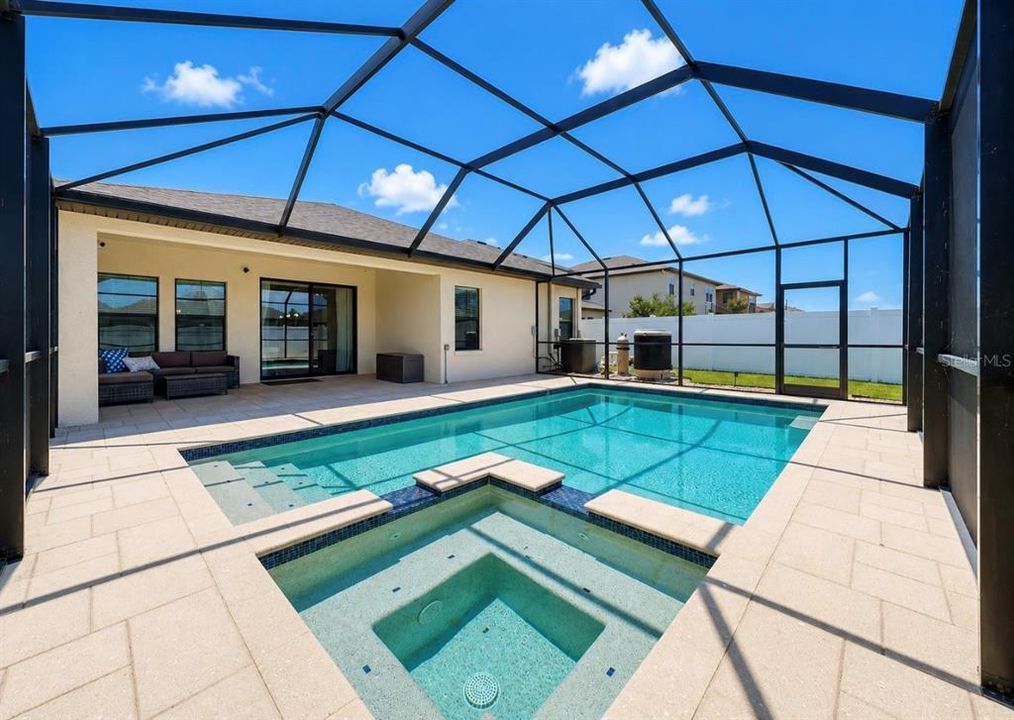 Activo con contrato: $525,000 (4 camas, 2 baños, 2128 Pies cuadrados)
