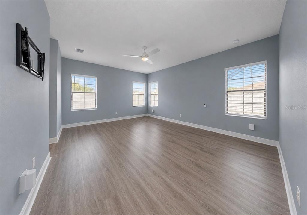 Activo con contrato: $525,000 (4 camas, 2 baños, 2128 Pies cuadrados)