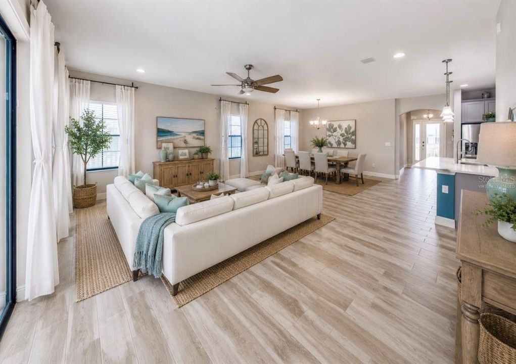 Activo con contrato: $525,000 (4 camas, 2 baños, 2128 Pies cuadrados)