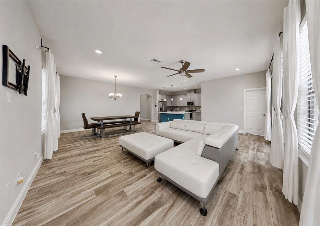 Activo con contrato: $525,000 (4 camas, 2 baños, 2128 Pies cuadrados)