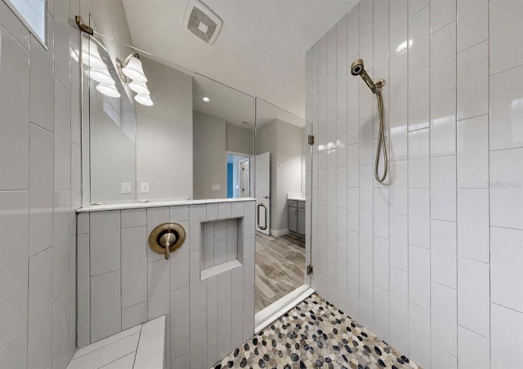 Activo con contrato: $525,000 (4 camas, 2 baños, 2128 Pies cuadrados)