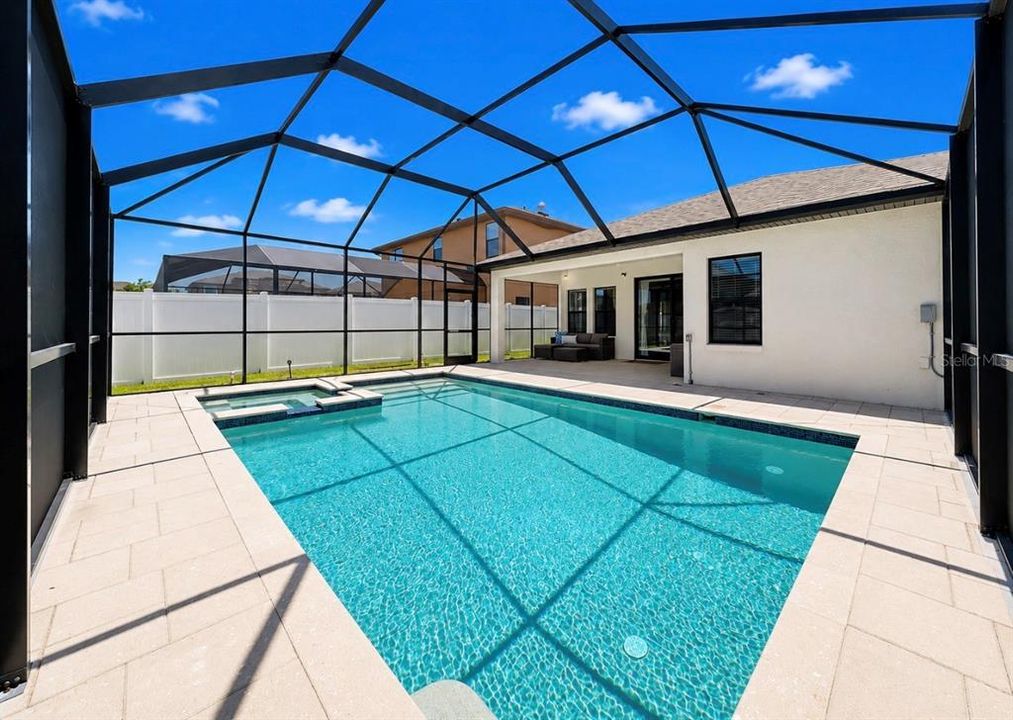 Activo con contrato: $525,000 (4 camas, 2 baños, 2128 Pies cuadrados)