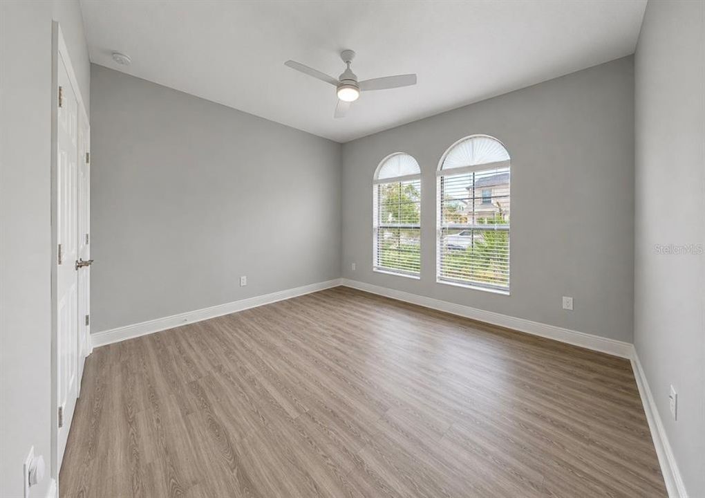 Activo con contrato: $525,000 (4 camas, 2 baños, 2128 Pies cuadrados)