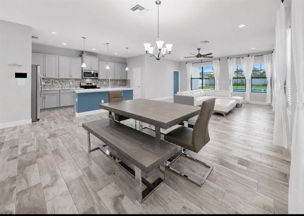 Activo con contrato: $525,000 (4 camas, 2 baños, 2128 Pies cuadrados)