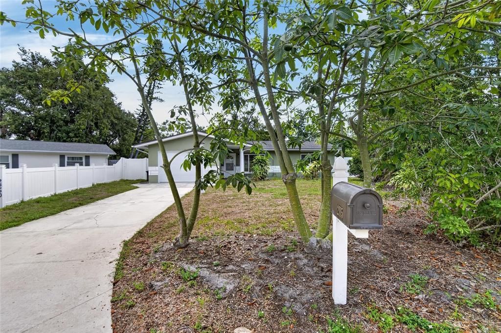 Active With Contract: $325,000 (2 beds, 2 baths, 1122 Square Feet)