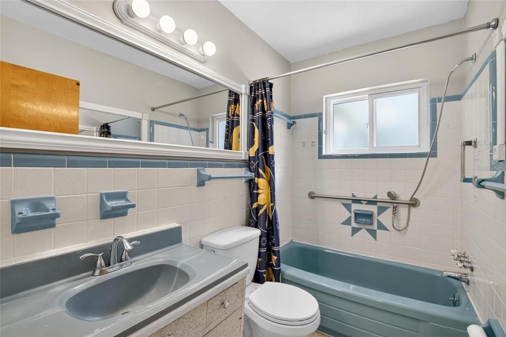 Active With Contract: $325,000 (2 beds, 2 baths, 1122 Square Feet)