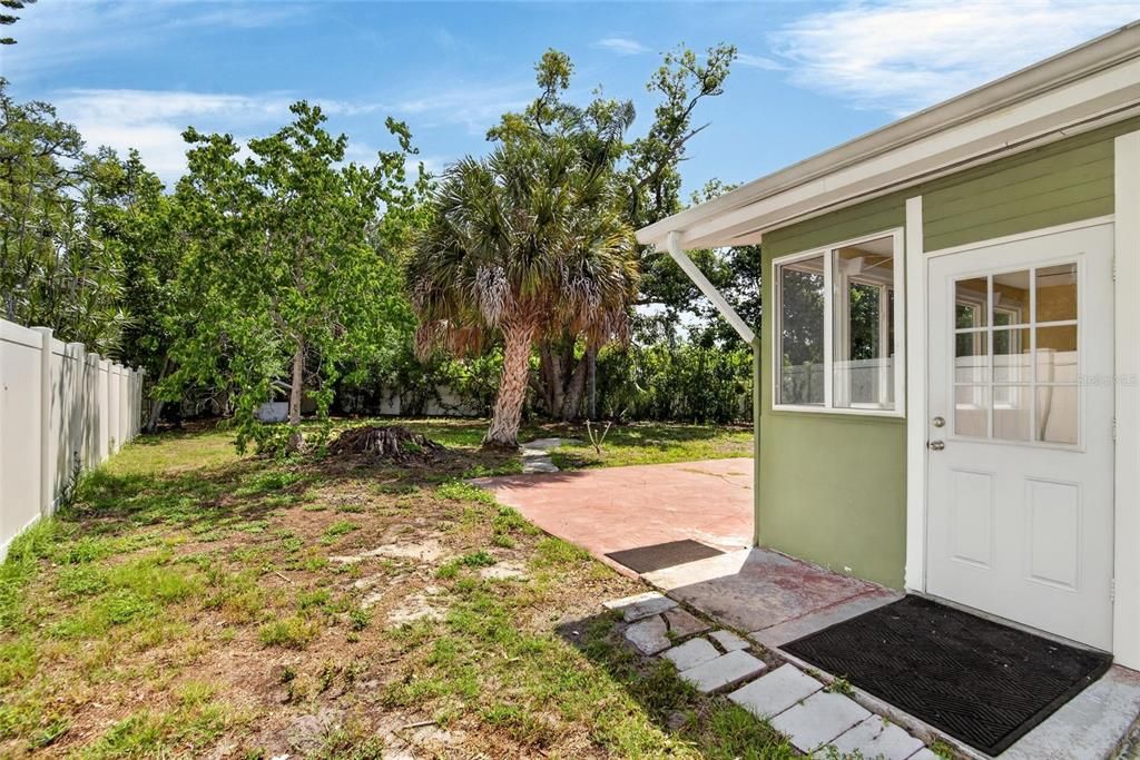 Active With Contract: $325,000 (2 beds, 2 baths, 1122 Square Feet)