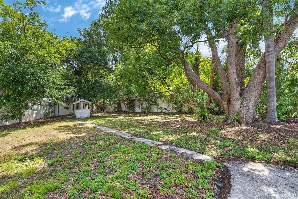 Active With Contract: $325,000 (2 beds, 2 baths, 1122 Square Feet)