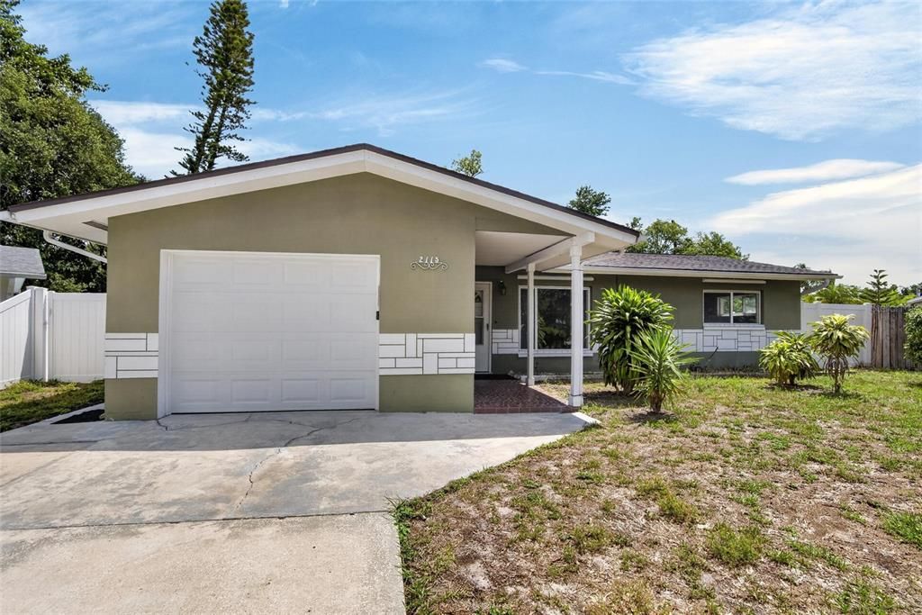 Active With Contract: $325,000 (2 beds, 2 baths, 1122 Square Feet)