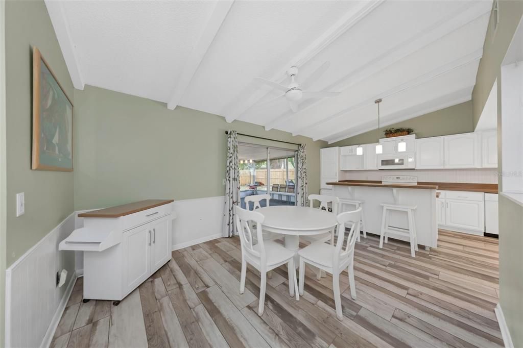 For Sale: $389,900 (4 beds, 2 baths, 1714 Square Feet)