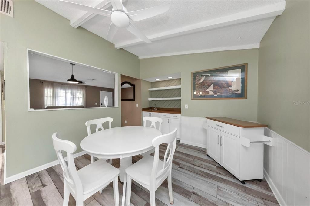 For Sale: $389,900 (4 beds, 2 baths, 1714 Square Feet)