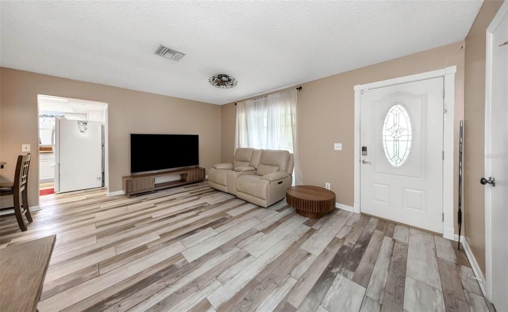 For Sale: $389,900 (4 beds, 2 baths, 1714 Square Feet)