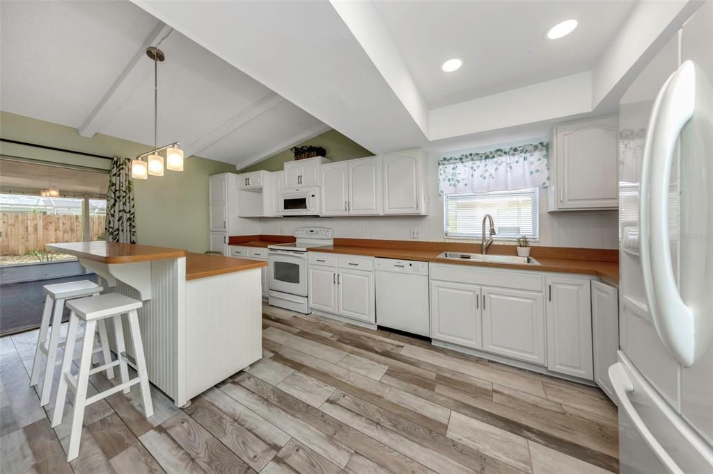 For Sale: $389,900 (4 beds, 2 baths, 1714 Square Feet)