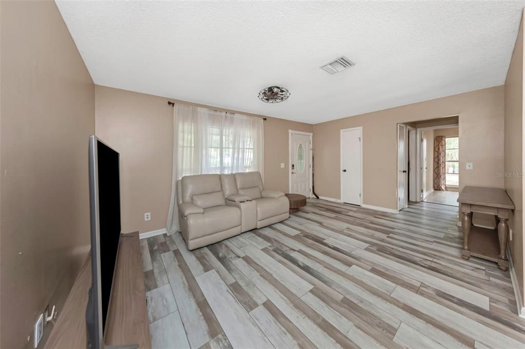 For Sale: $389,900 (4 beds, 2 baths, 1714 Square Feet)