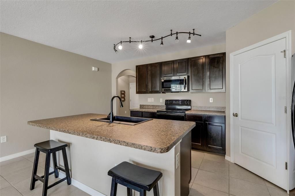 En Venta: $369,000 (4 camas, 2 baños, 1846 Pies cuadrados)