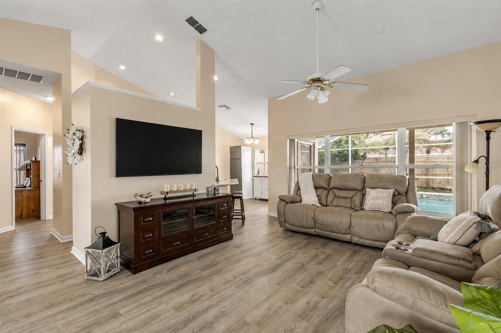 Active With Contract: $410,000 (3 beds, 2 baths, 1382 Square Feet)