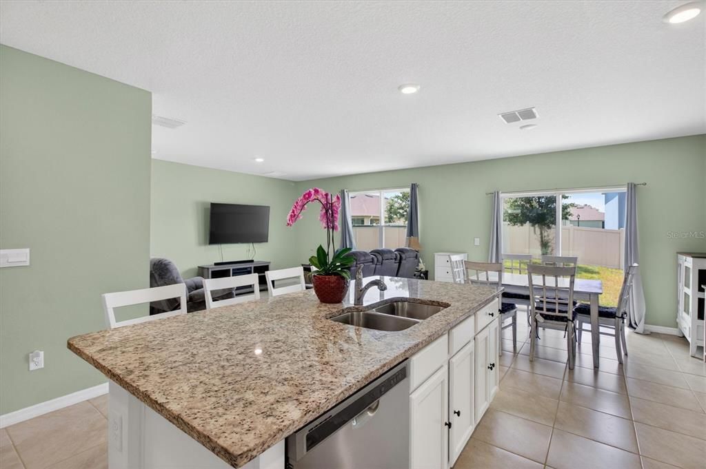For Sale: $462,000 (5 beds, 3 baths, 2889 Square Feet)
