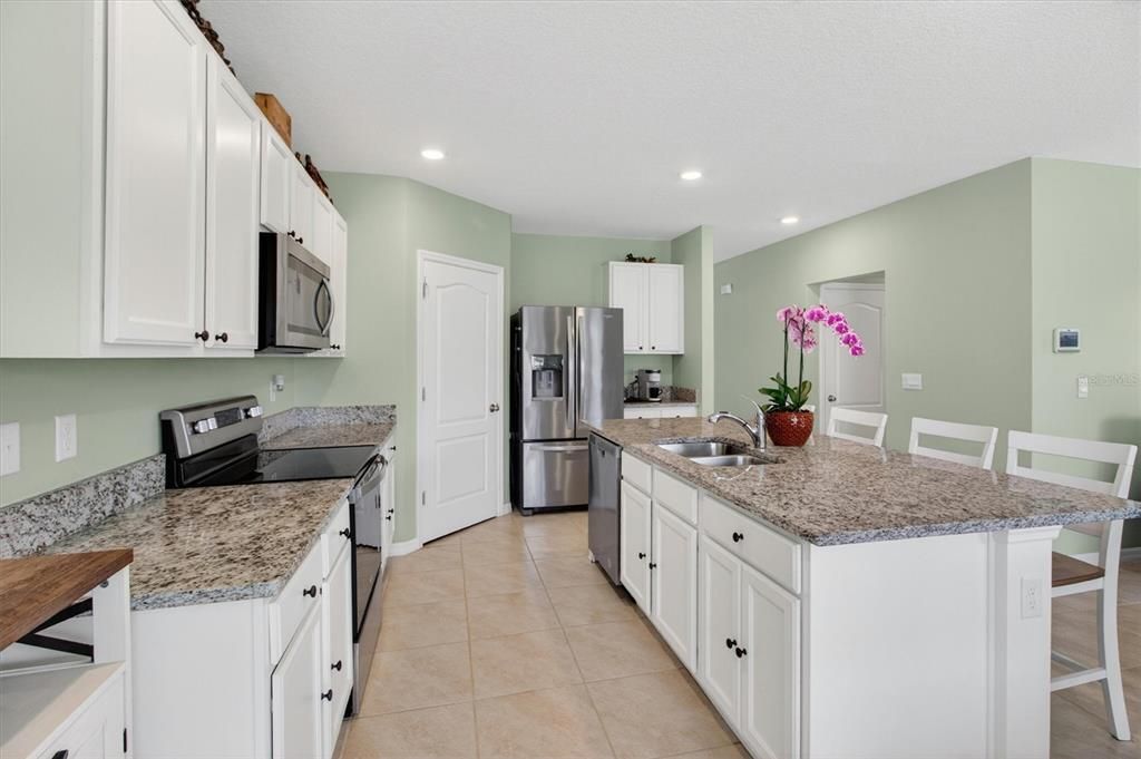 For Sale: $462,000 (5 beds, 3 baths, 2889 Square Feet)