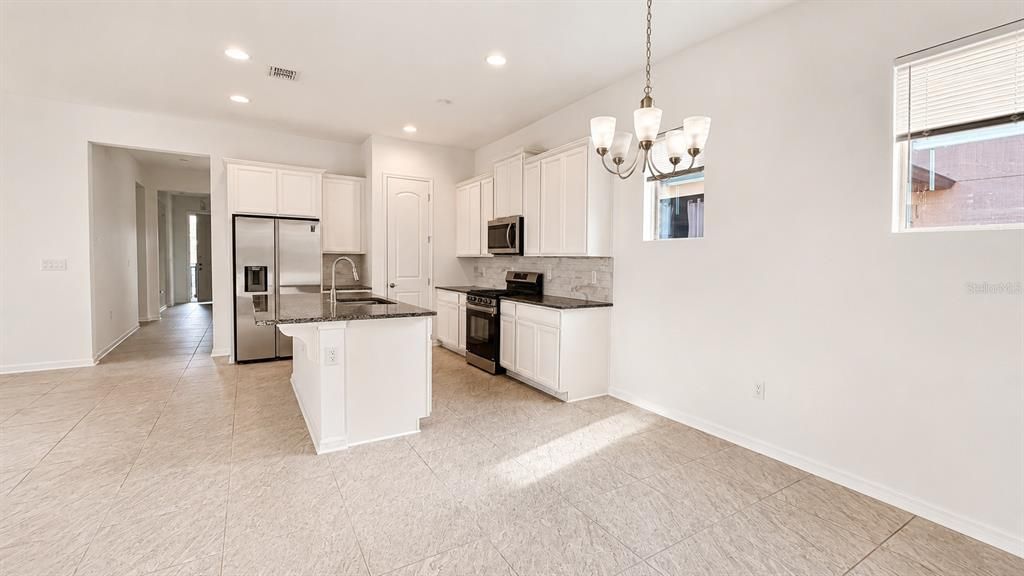 Под контрактом: $2,900 (3 спален, 3 ванн, 2106 Квадратных фут)