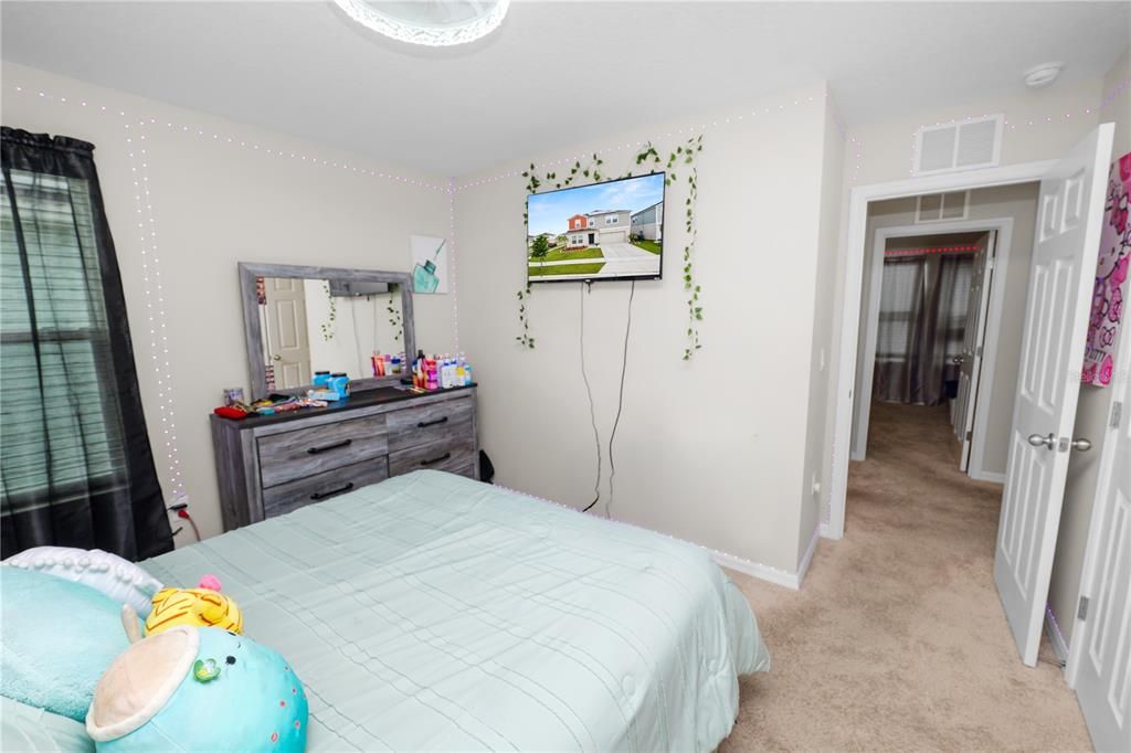 For Sale: $385,000 (5 beds, 3 baths, 3085 Square Feet)
