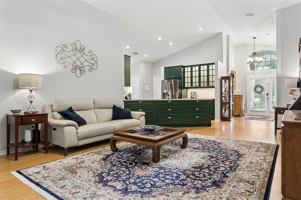 Под контрактом: $429,900 (4 спален, 3 ванн, 1824 Квадратных фут)
