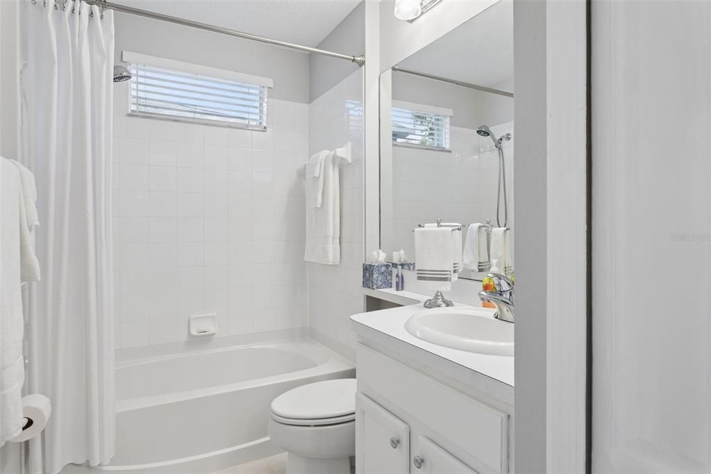 Под контрактом: $429,900 (4 спален, 3 ванн, 1824 Квадратных фут)