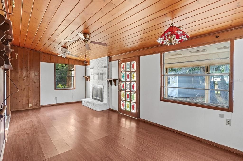 Activo con contrato: $239,900 (3 camas, 1 baños, 1269 Pies cuadrados)