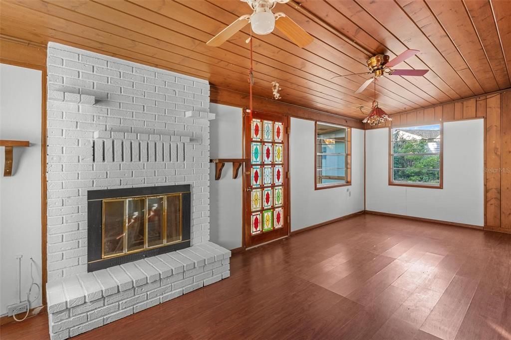 Activo con contrato: $239,900 (3 camas, 1 baños, 1269 Pies cuadrados)