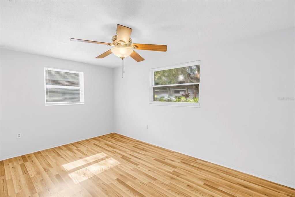 Activo con contrato: $325,000 (3 camas, 1 baños, 985 Pies cuadrados)