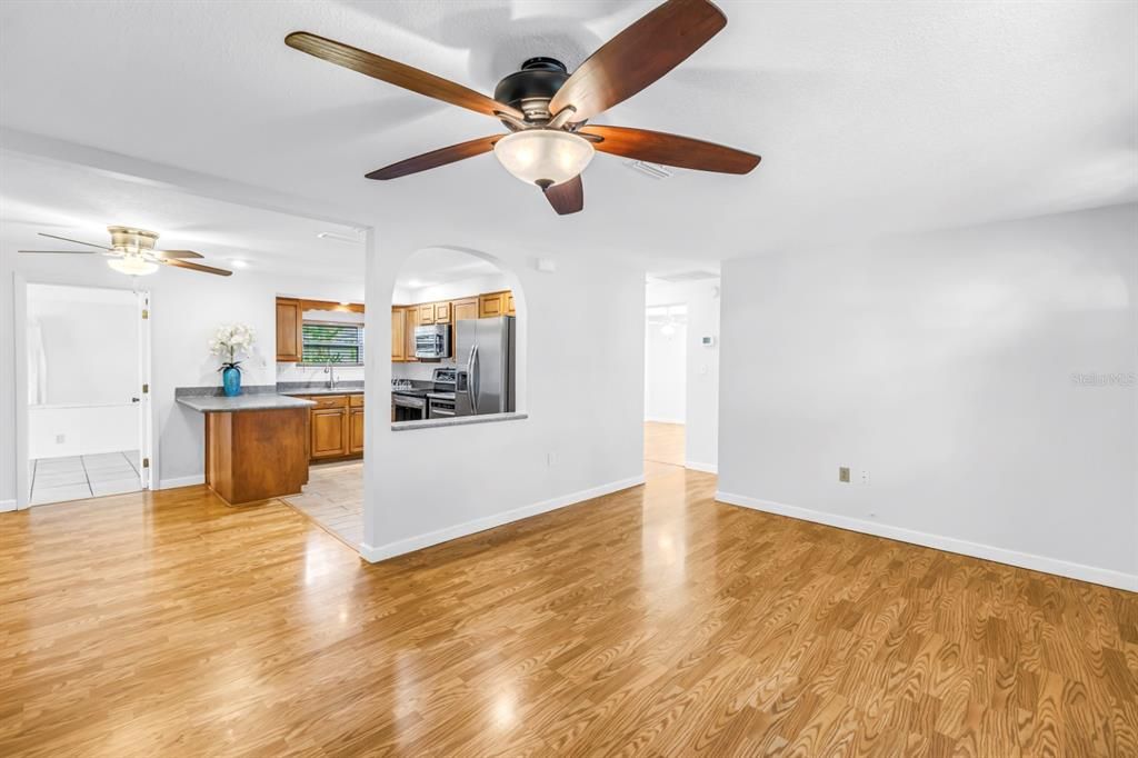 Activo con contrato: $325,000 (3 camas, 1 baños, 985 Pies cuadrados)